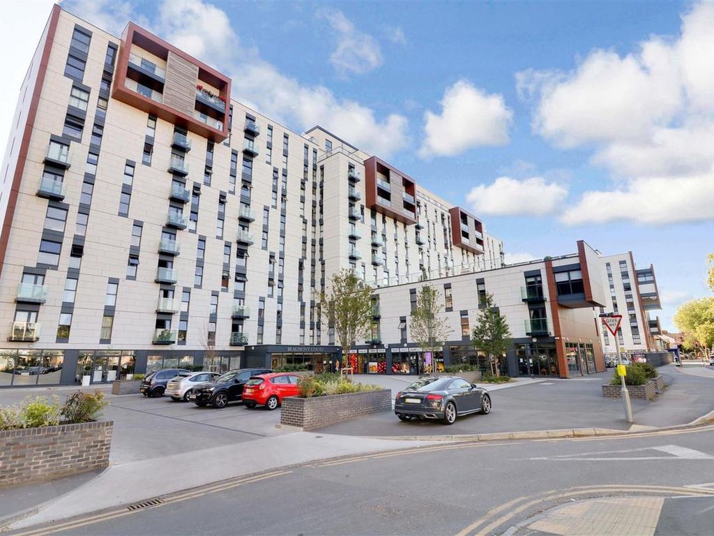 2 bed flat to rent in Victoria Avenue, SouthendOnSea SS2, £1,400 pcm