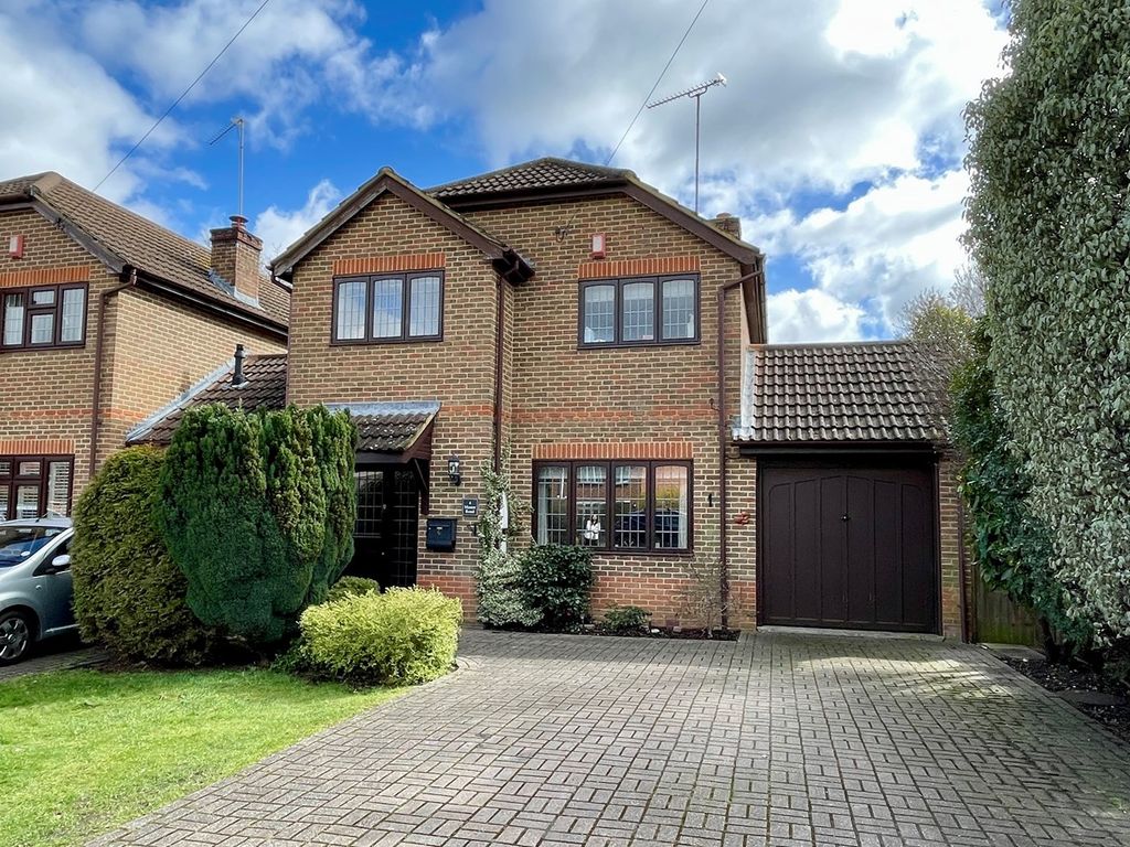 4 bed detached house for sale in Manor Road, Farnborough GU14 Zoopla