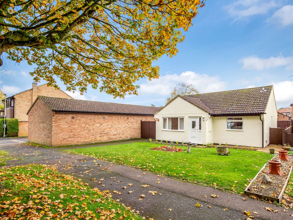 2 bed bungalow for sale in Trent Crescent, Bicester OX26, £325,000 Zoopla