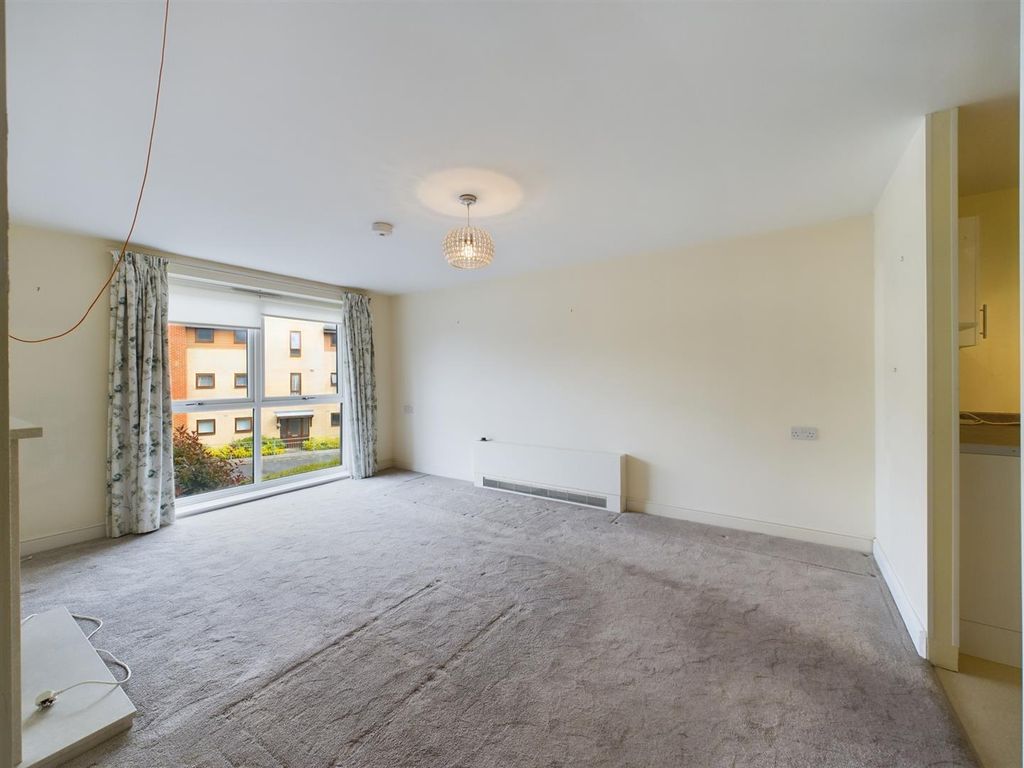 2 bed flat for sale in Commonwealth Drive, Crawley RH10, £200,000 Zoopla
