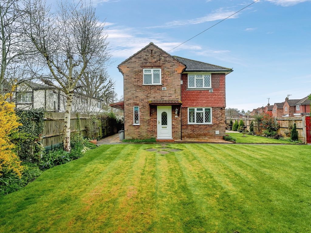 3 bed detached house for sale in Woodside Crescent, Smallfield, Horley
