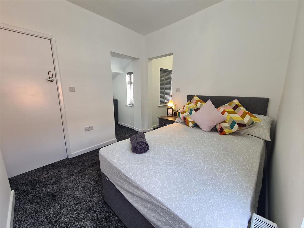 Room to rent in Herbert Street, West Bromwich B70, £695 pcm Zoopla