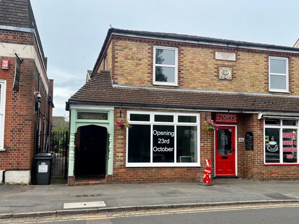 2 bed flat to rent in St. Judes Road, Englefield Green, Egham, Surrey