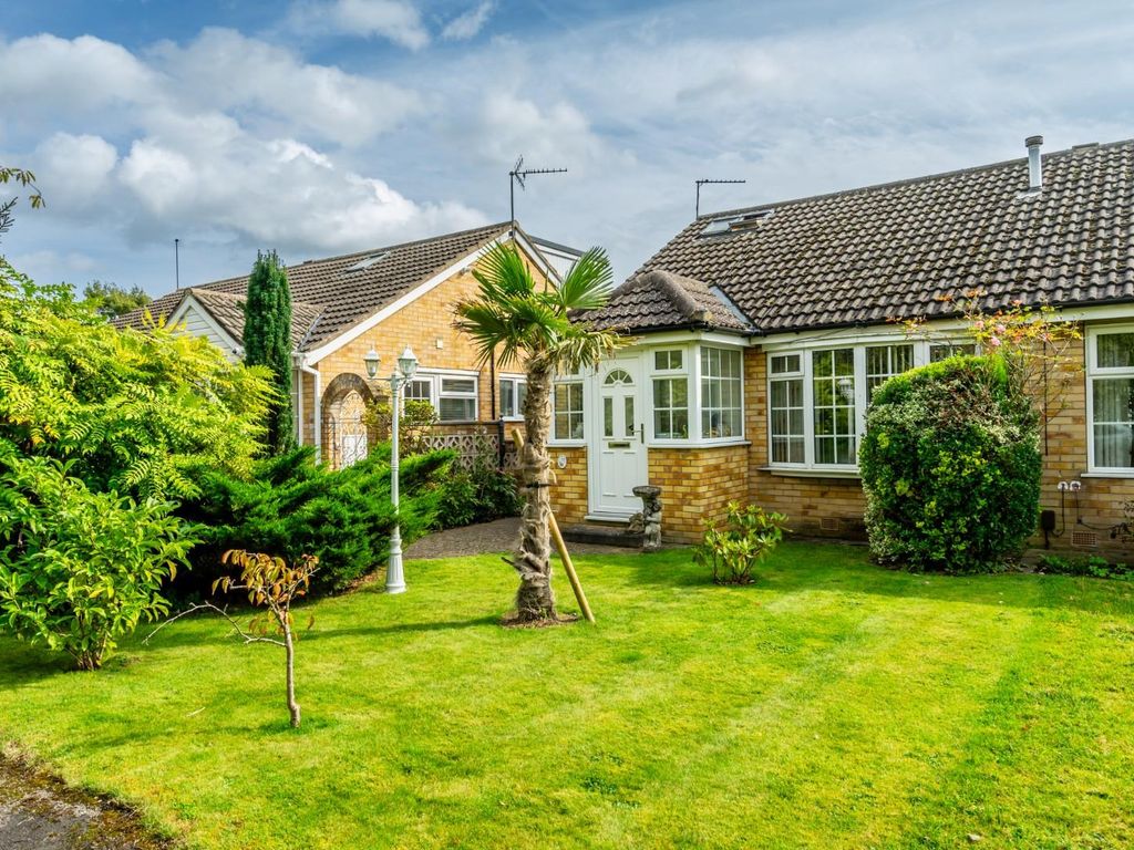 3 bed semidetached bungalow for sale in Silverdale Court, Woodthorpe