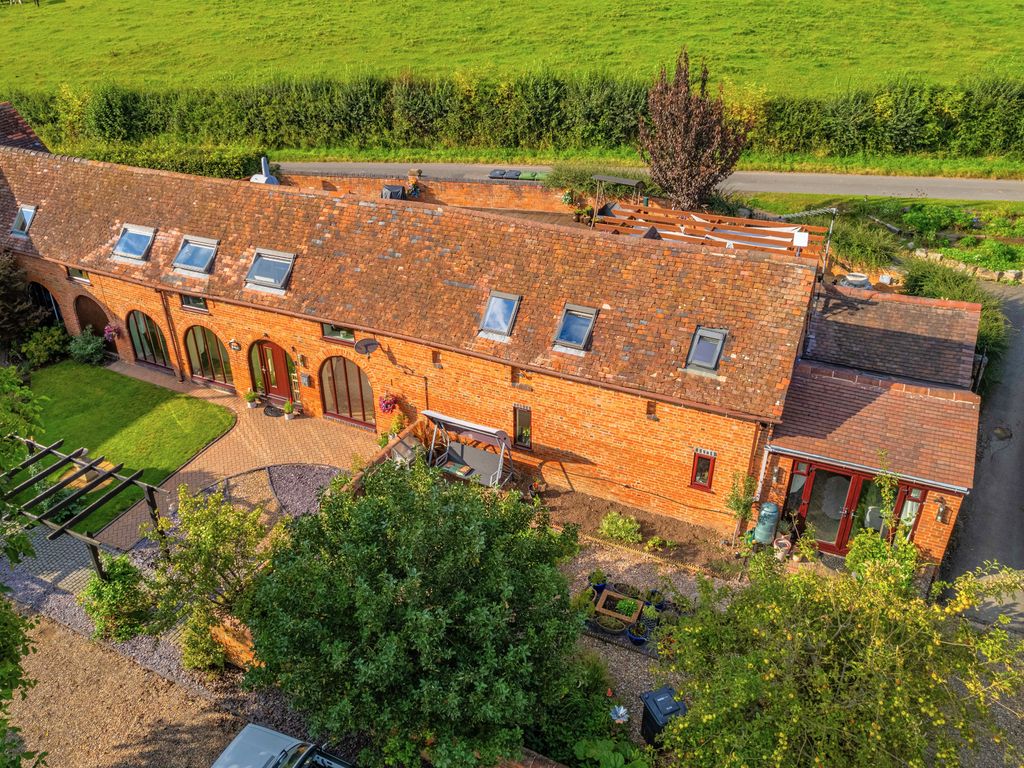 4 bed barn conversion for sale in Feckenham Road, Hunt End, Redditch