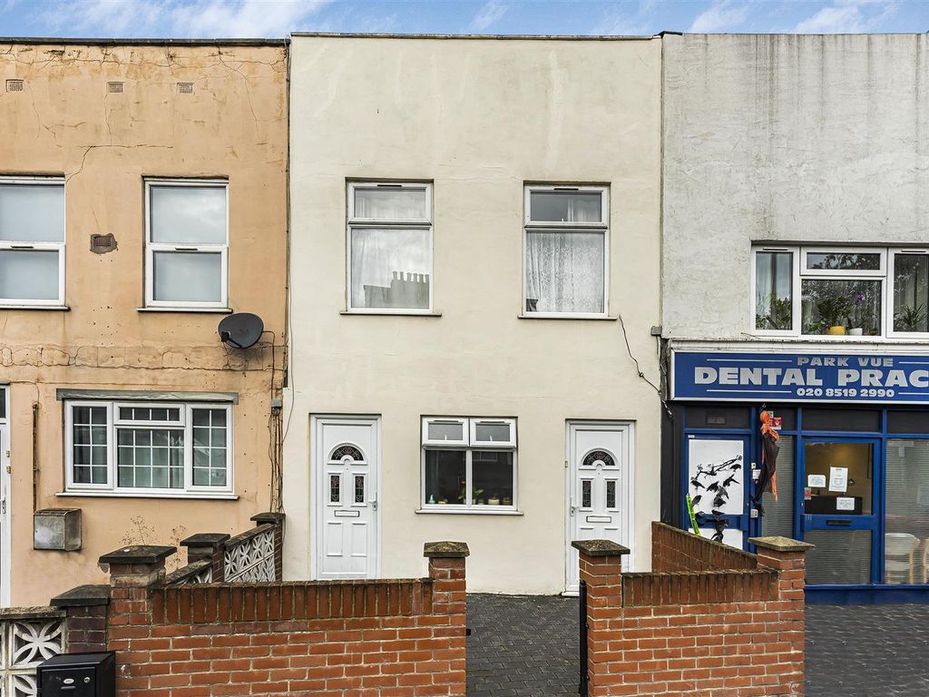 2 bed to rent in Cann Hall Road, Leytonstone, London E11, £