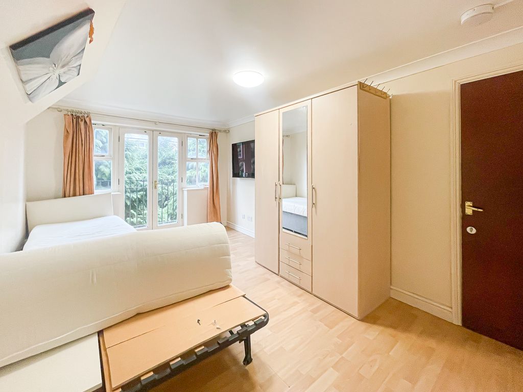 Room to rent in Leigh Hunt Drive, Southgate N14 Zoopla