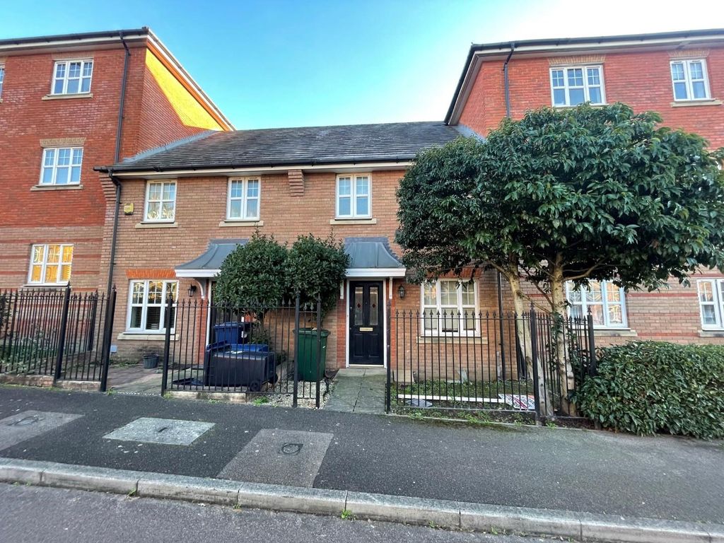 3 bed terraced house to rent in Kingsbridge Drive, Mill Hill NW7, £