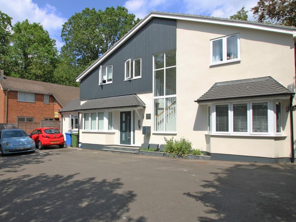 2 bed flat to rent in 101 Pinewood Avenue, Crowthorne, Berkshire RG45