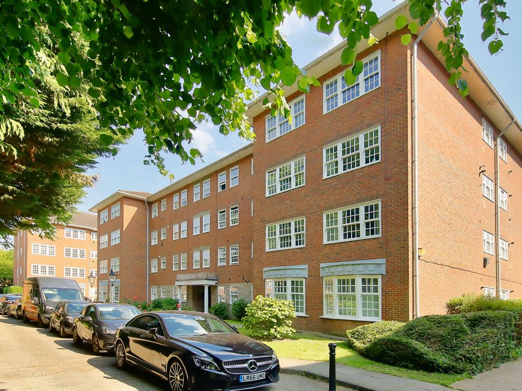 2 bed flat for sale in Chartwell, Wimbledon Park Side, Wimbledon SW19