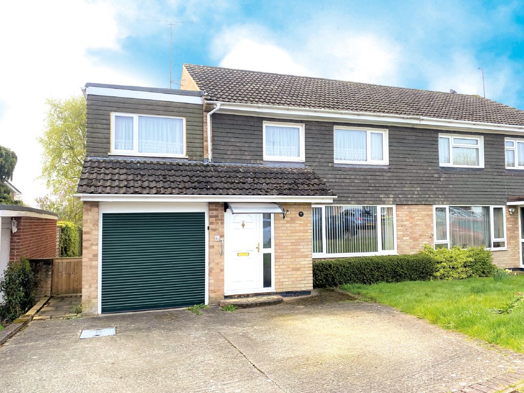 5 bed semidetached house for sale in Eastwood Road, Woodley, Reading