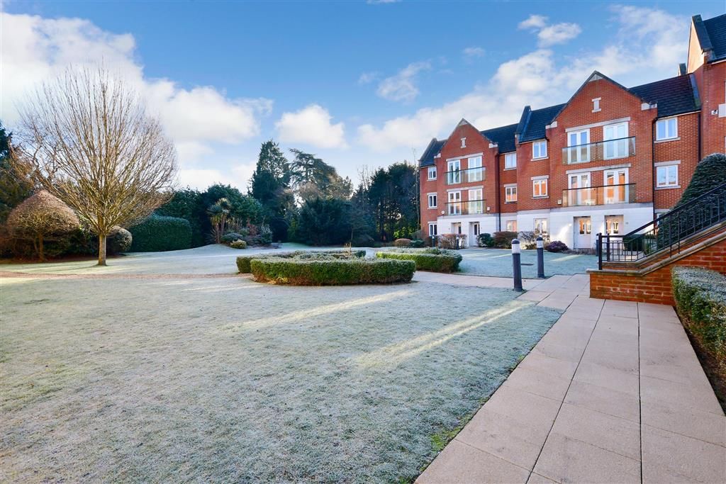 2 bed flat for sale in Comptons Lane, Horsham, West Sussex RH13, £