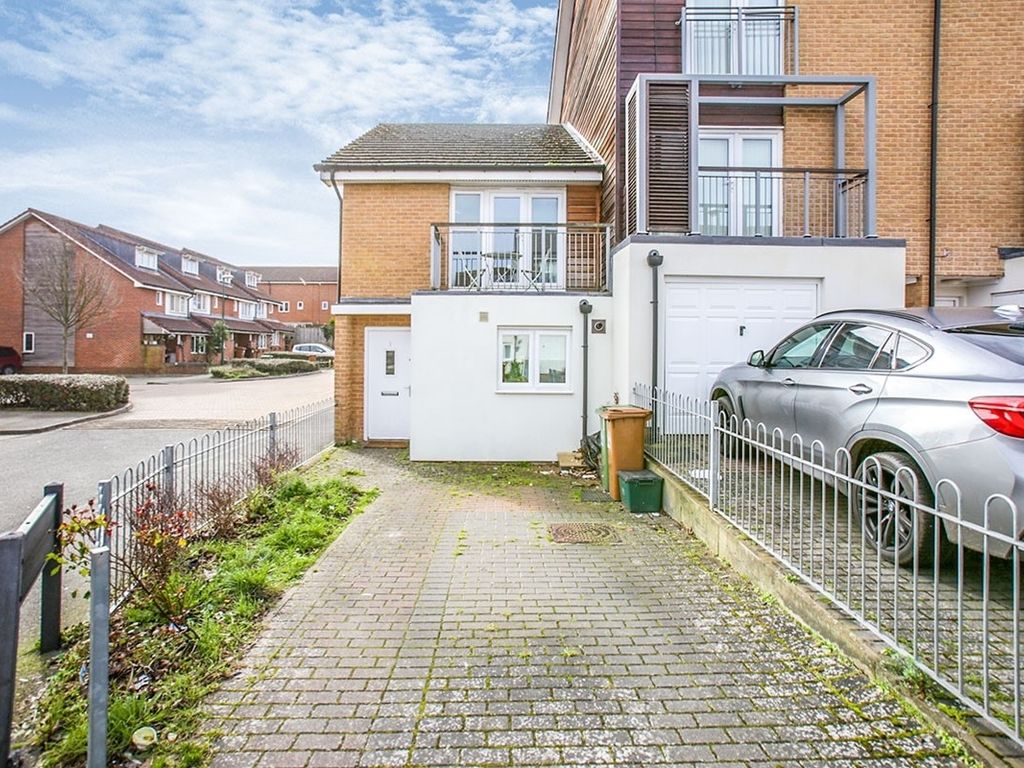 2 bed end terrace house to rent in Heron Way, Wallington, Surrey SM6