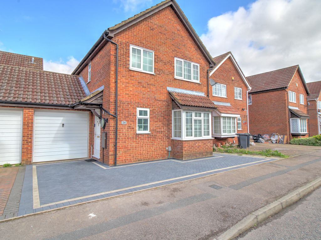 4 bed detached house for sale in Fieldfare Green, Luton LU4, £385,000