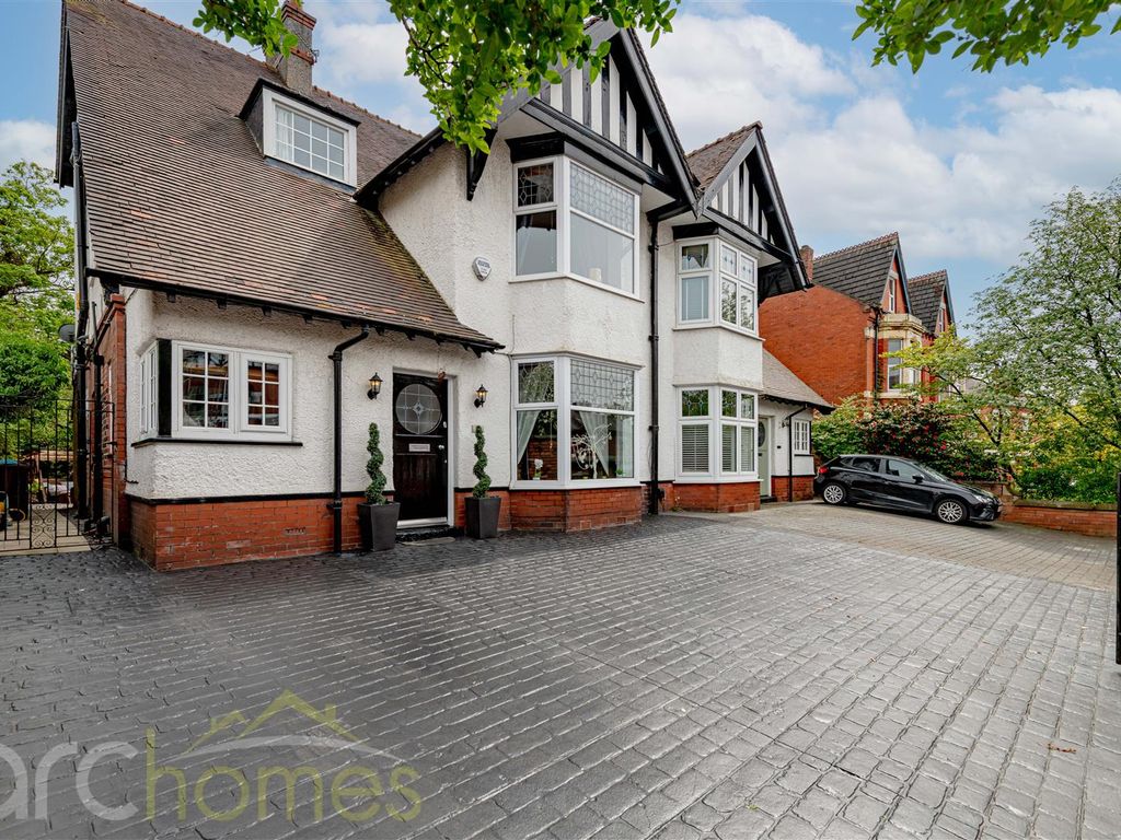 5 bed semidetached house for sale in Bolton Road, Atherton, Manchester