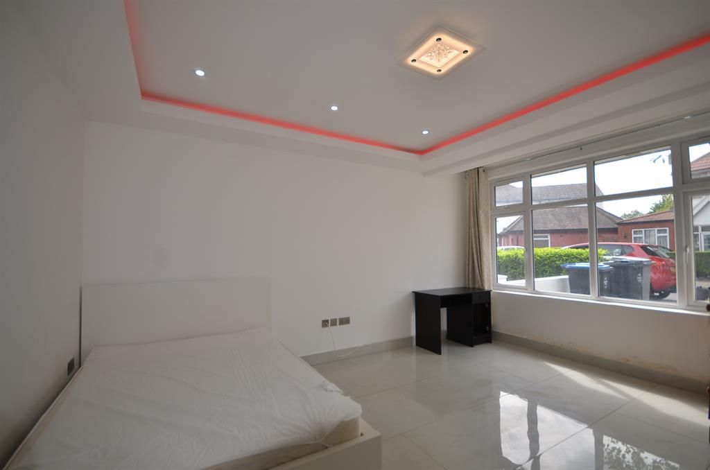 Room to rent in Rosslyn Crescent, Wembley, Middlesex HA9, £850 pcm Zoopla