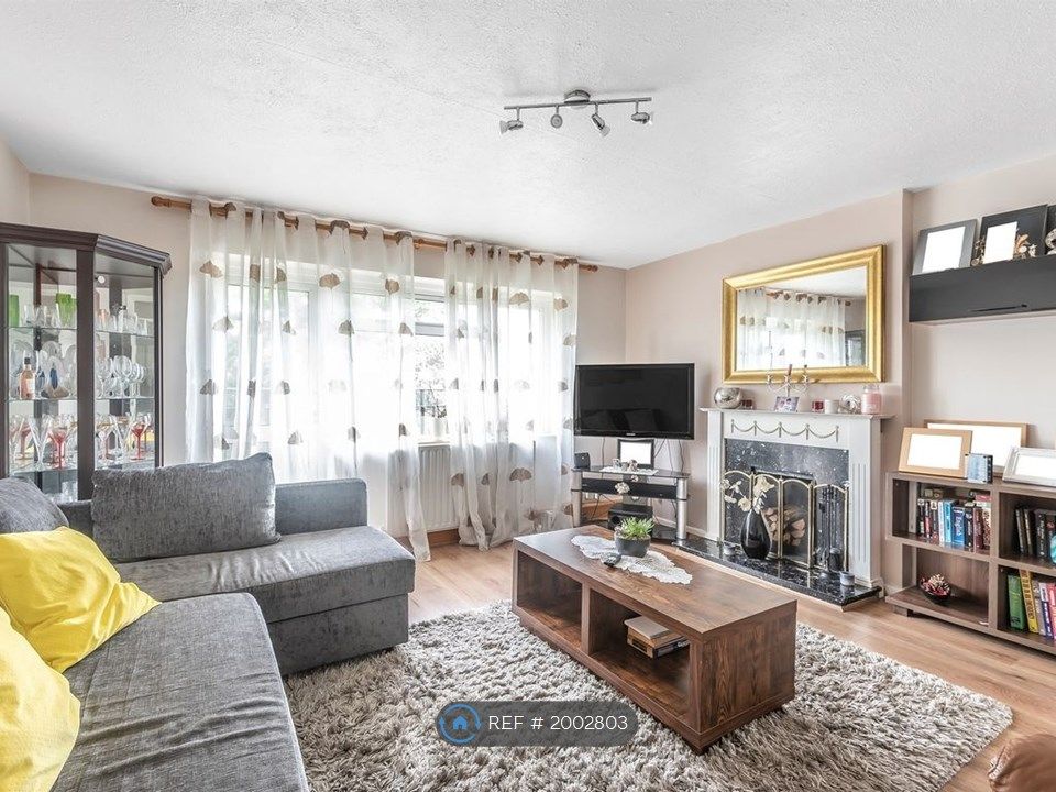 2 bed flat to rent in High Street, Feltham TW13, £1,600 pcm Zoopla