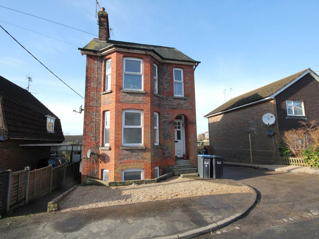 1 bed flat to rent in Kents Road, Haywards Heath, West Sussex RH16, £