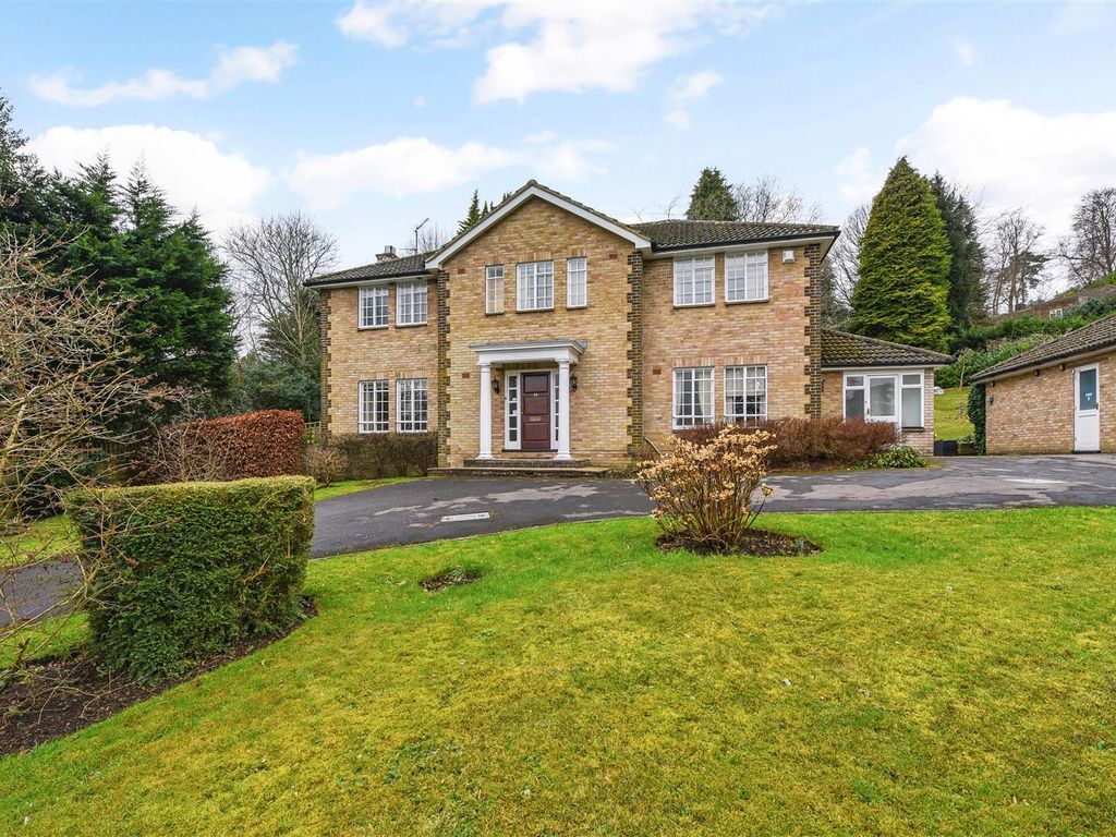 4 bed detached house to rent in Stoatley Rise, Haslemere, Surrey GU27