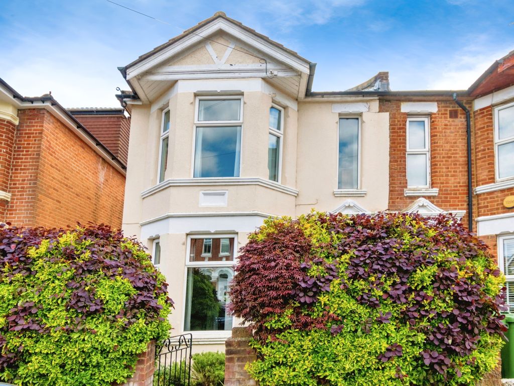 4 bed semidetached house for sale in Norfolk Road, Shirley