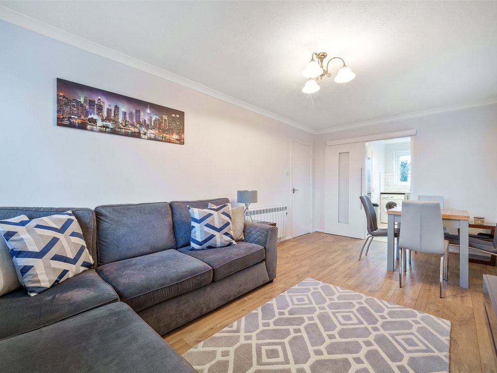 2 bed flat to rent in Brittain Court, Sandhurst, Berkshire GU47, £1,300