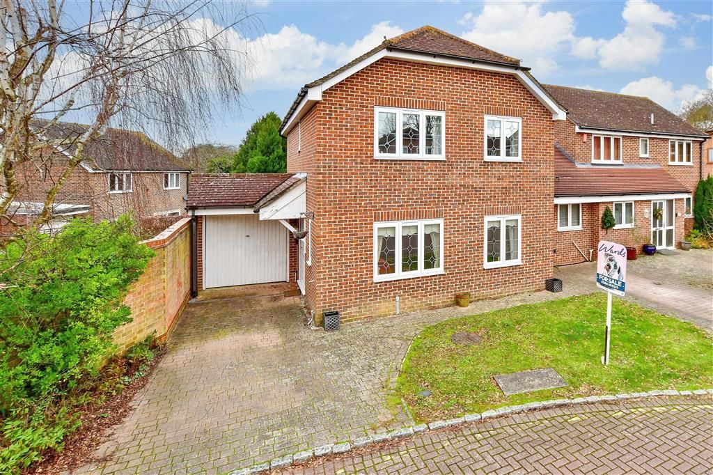 4 bed detached house for sale in Lime Close, Marden, Kent TN12, £