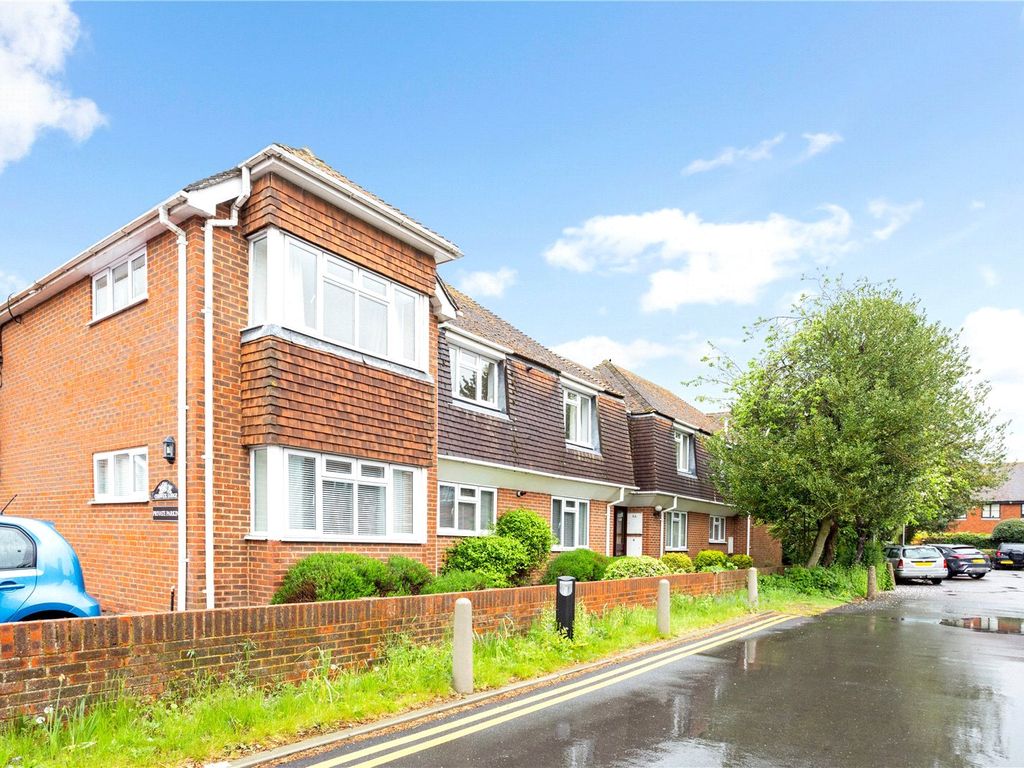 2 bed flat to rent in Chiswick Lodge, Liston Road, Marlow
