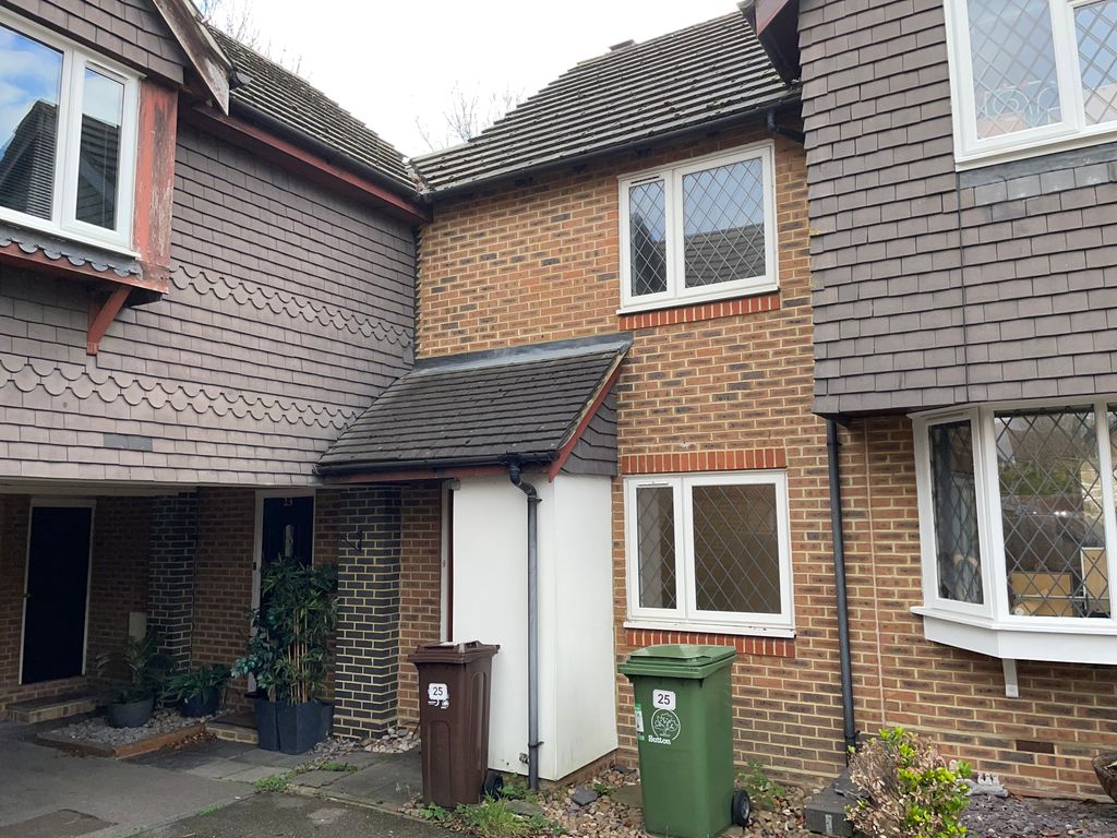 2 bed terraced house to rent in Sevenoaks Close, Belmont, Sutton