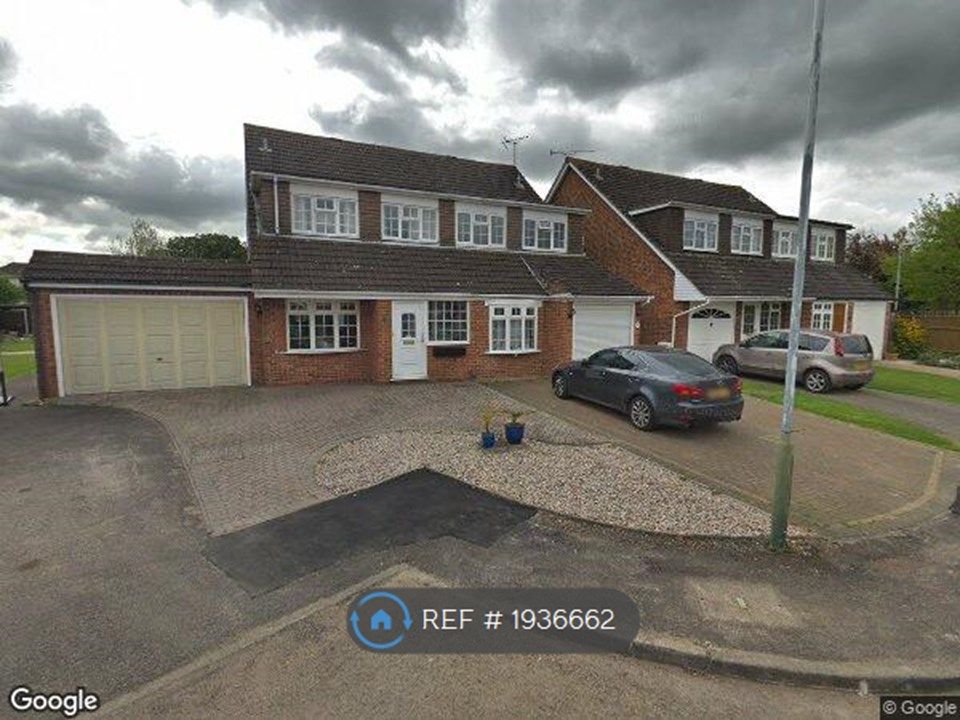 5 bed semidetached house to rent in The Cobbles, Upminster RM14, £