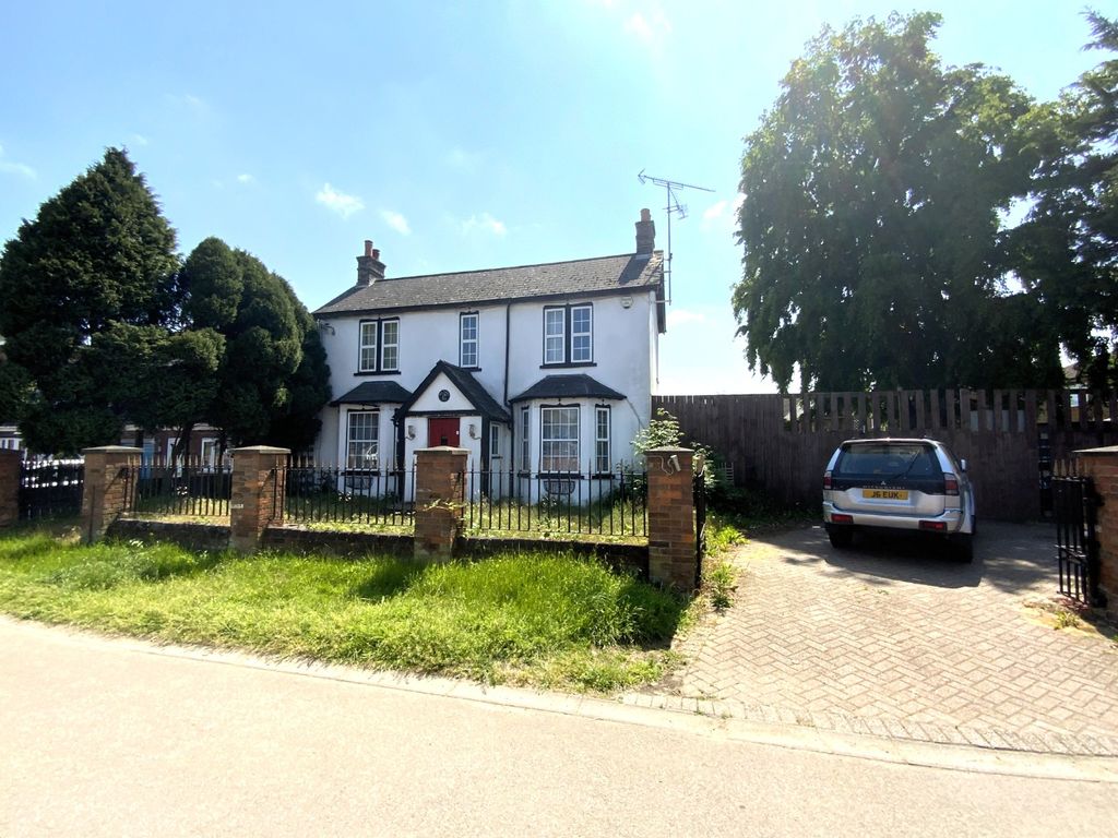 4 bed detached house for sale in Toddington Road, Luton, Bedfordshire