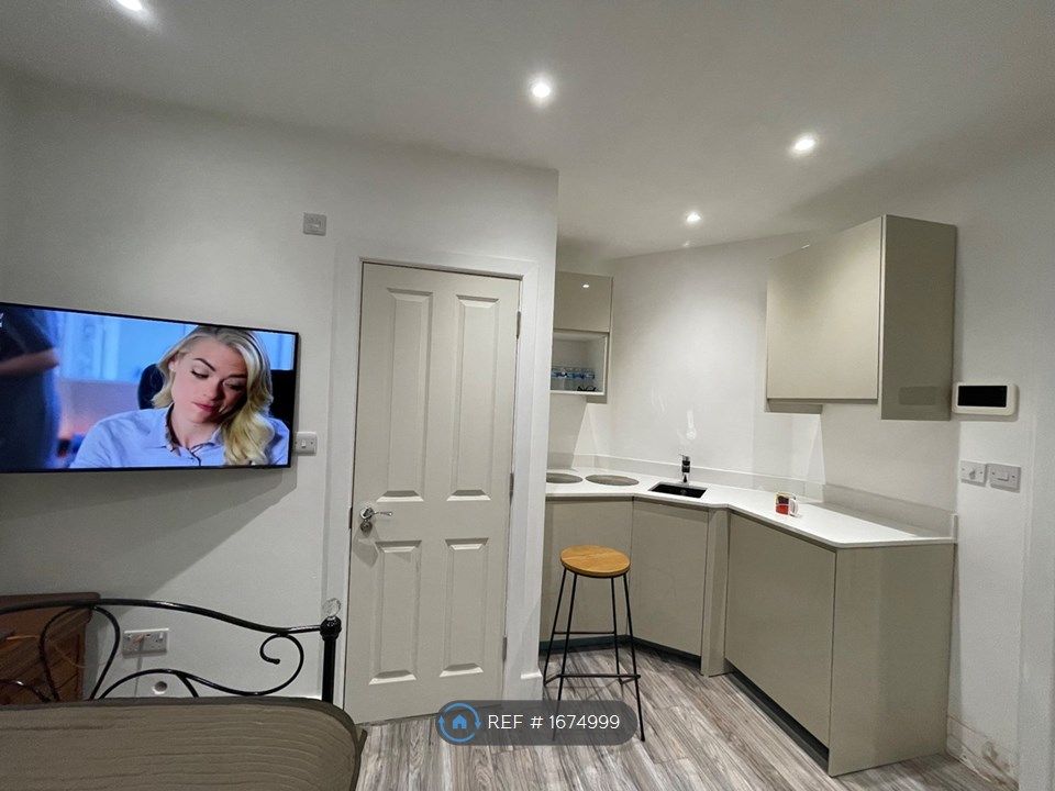 Room to rent in London, London UB6 Zoopla