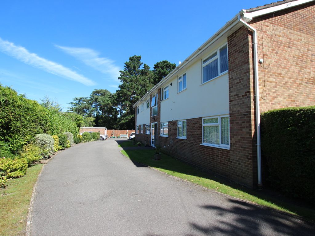 2 bed flat to rent in Woodside Road, Ferndown BH22, £995 pcm Zoopla
