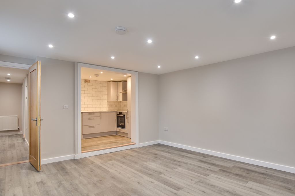 1 bed flat to rent in Haslers Place, Haslers Lane, Dunmow CM6, £1,050