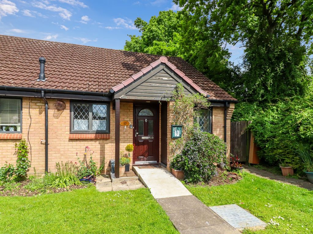 2 bed bungalow for sale in De Havilland Way, Abbots Langley WD5, £