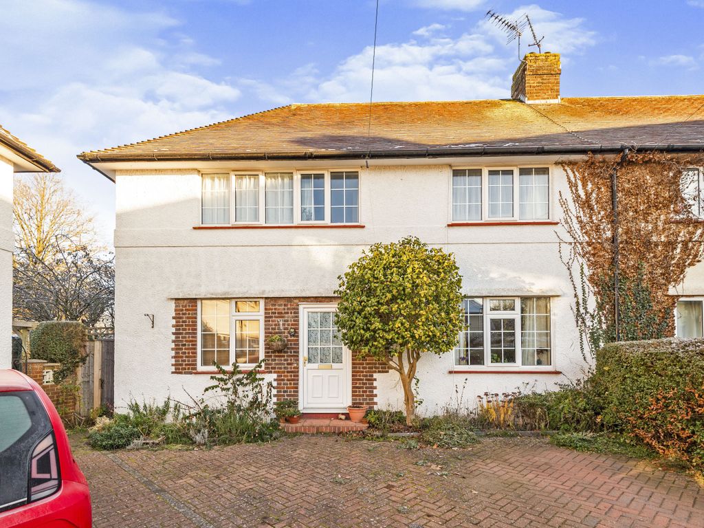 3 bed semidetached house for sale in Poplar Avenue, Leatherhead