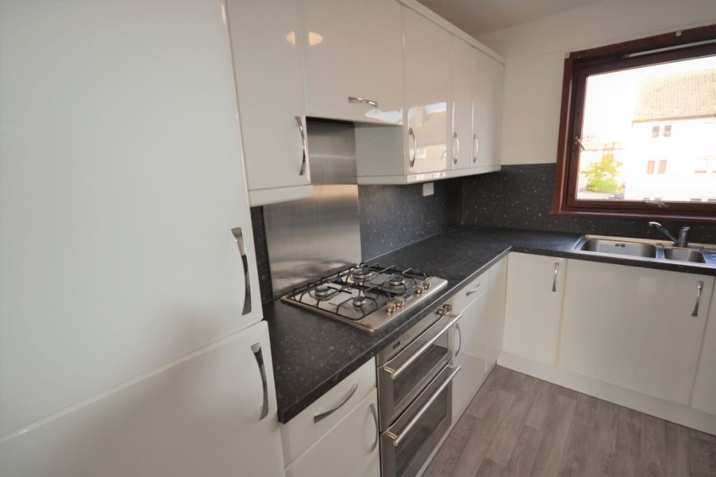 2 bed flat to rent in Randolph Court, Buckhaven KY8, £495 pcm Zoopla