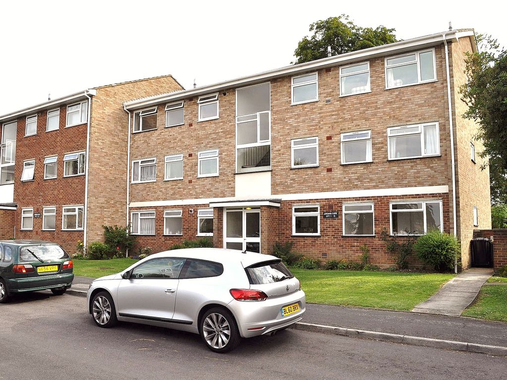 2 bed flat to rent in Jordans Close, Merrow, Guildford, Surrey GU1, £