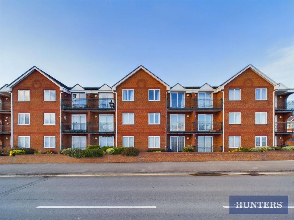 2 bed flat for sale in North Marine Drive, Bridlington YO15, £160,000