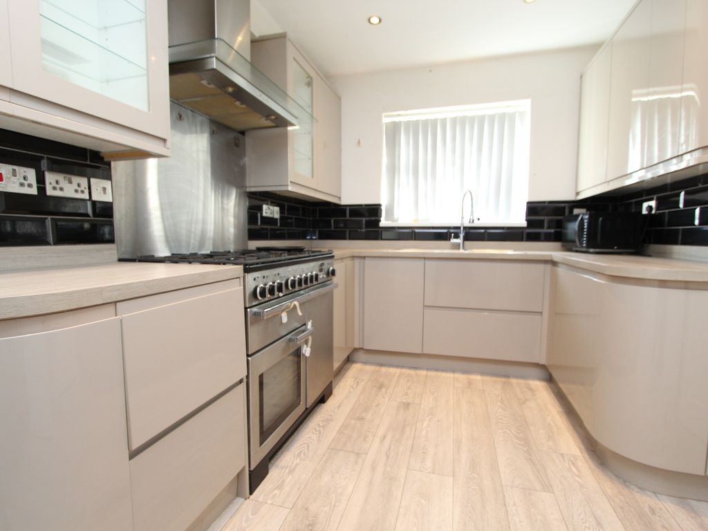 3 bed town house to rent in 48, Raphael Avenue, Tilbury RM18, £1,700