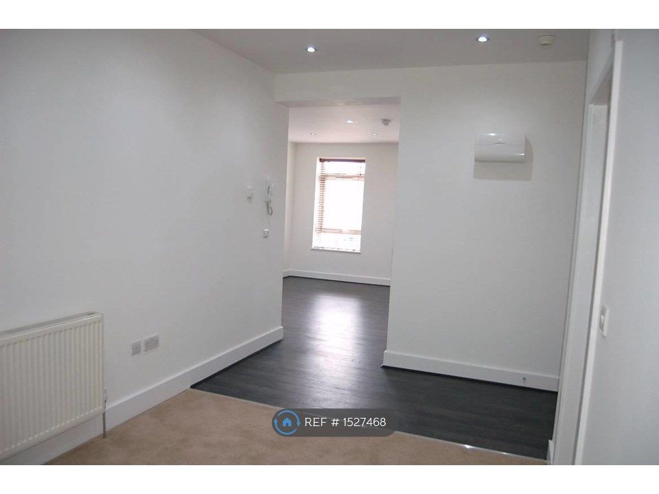 1 bed flat to rent in High Street, Bagshot GU19 Zoopla