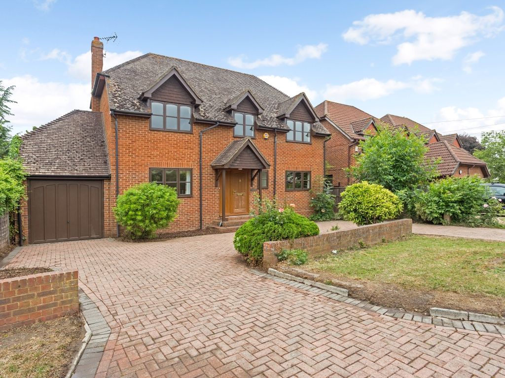 5 bed detached house to rent in Ouseley Road, Wraysbury, Staines TW19
