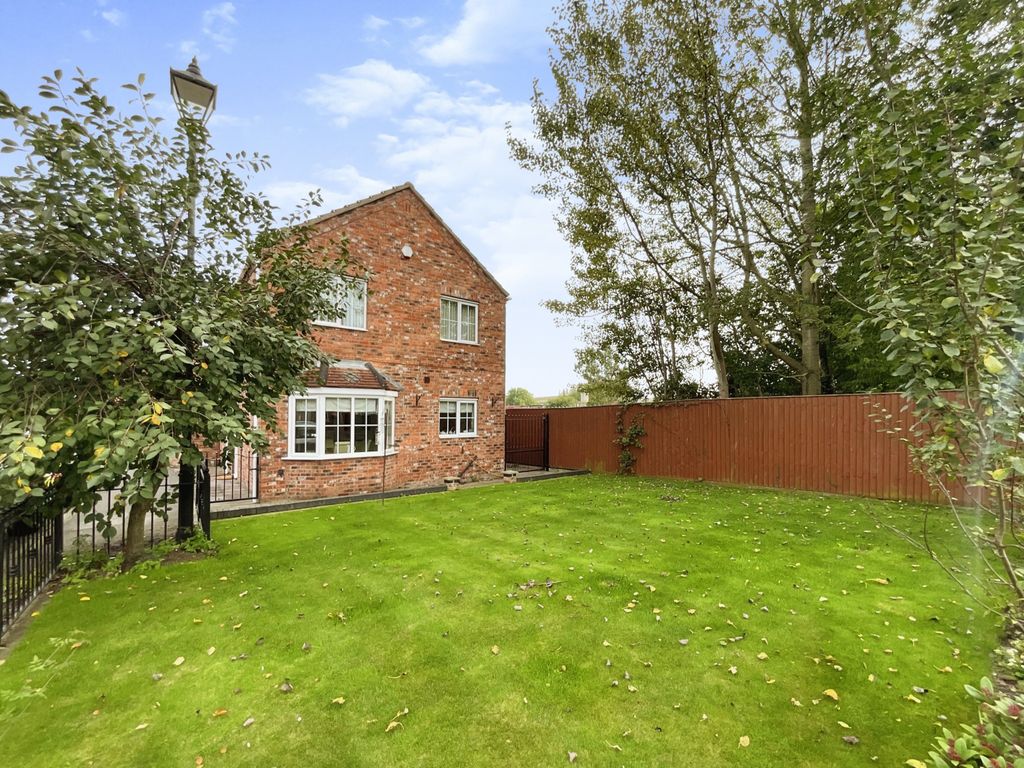 3 bed detached house for sale in Lord Porter Avenue, Stainforth