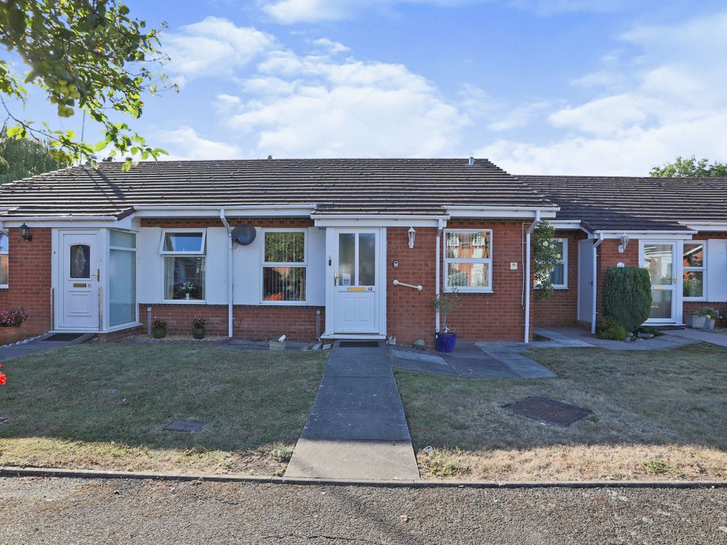 2 bed bungalow for sale in Burford Gardens, Evesham, Worcestershire
