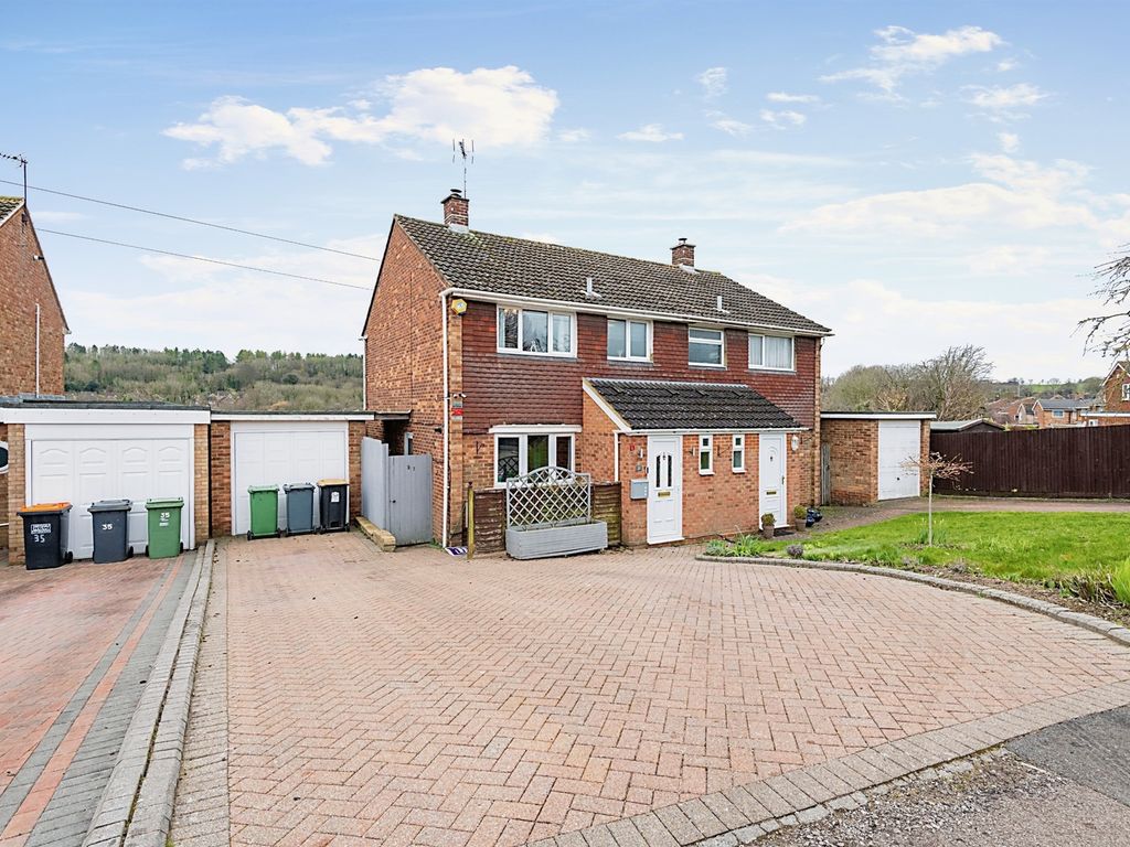 3 bed semidetached house for sale in Kirkstone Drive, Dunstable LU6
