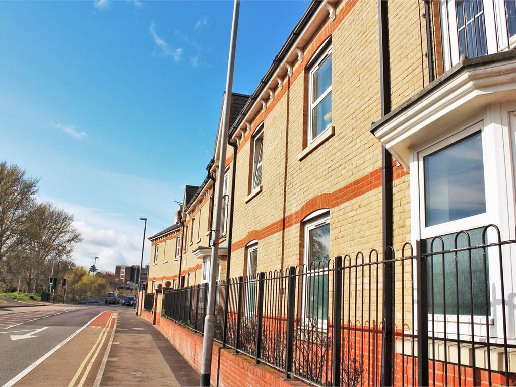 1 bed flat to rent in Standish Court, Taunton TA1, £595 pcm Zoopla