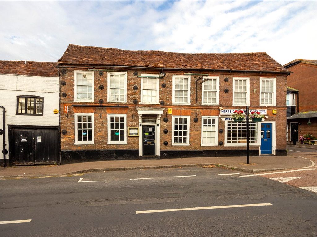 to rent in High Street, Redbourn, St. Albans, Hertfordshire