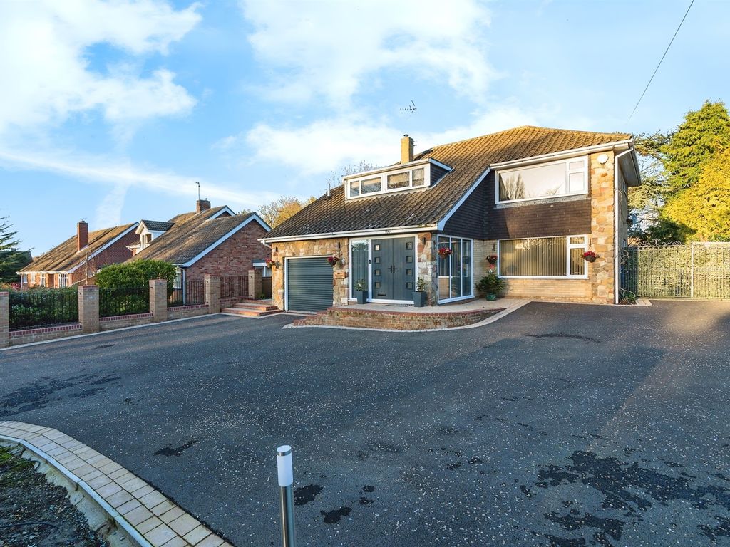 5 bed detached house for sale in Yarmouth Road, Gunton, Lowestoft NR32