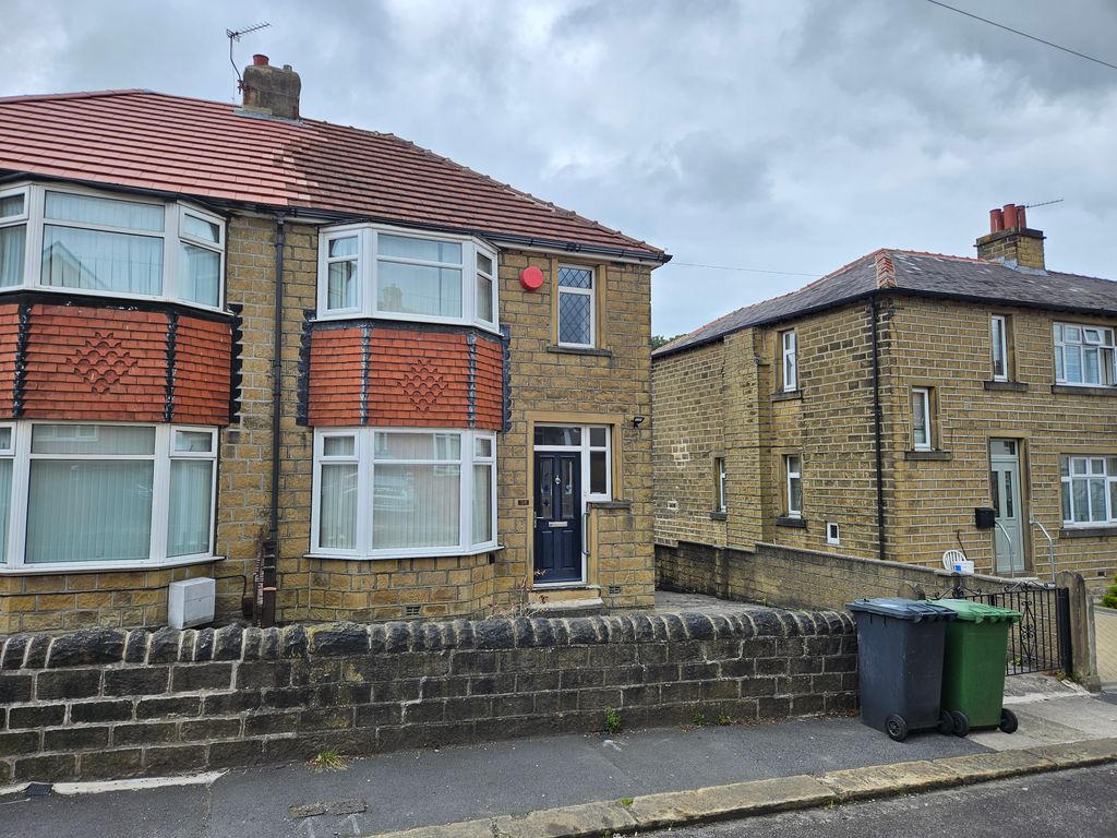 3 bed semidetached house to rent in Heathdale Avenue, Birkby