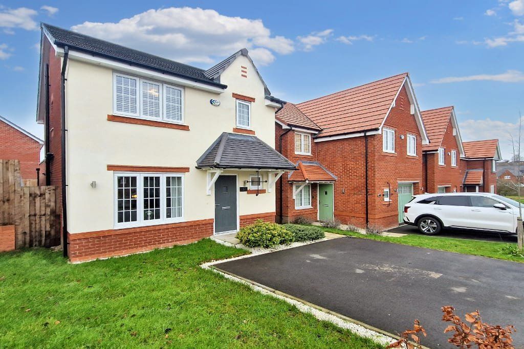 3 bed detached house for sale in Fern Green Close, Mosley Common M28, £