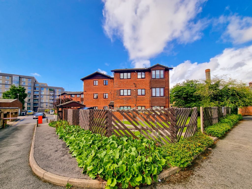 1 bed flat to rent in Caledonian Court, West Street, Nas Wood, Watford